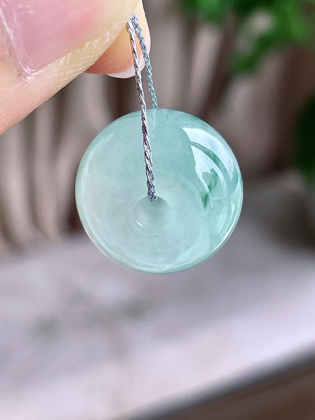 【珠子】冰种飘花路路通吊坠 【说明】缅甸 性比高 【尺寸】17-12.7mm 【重量】8克