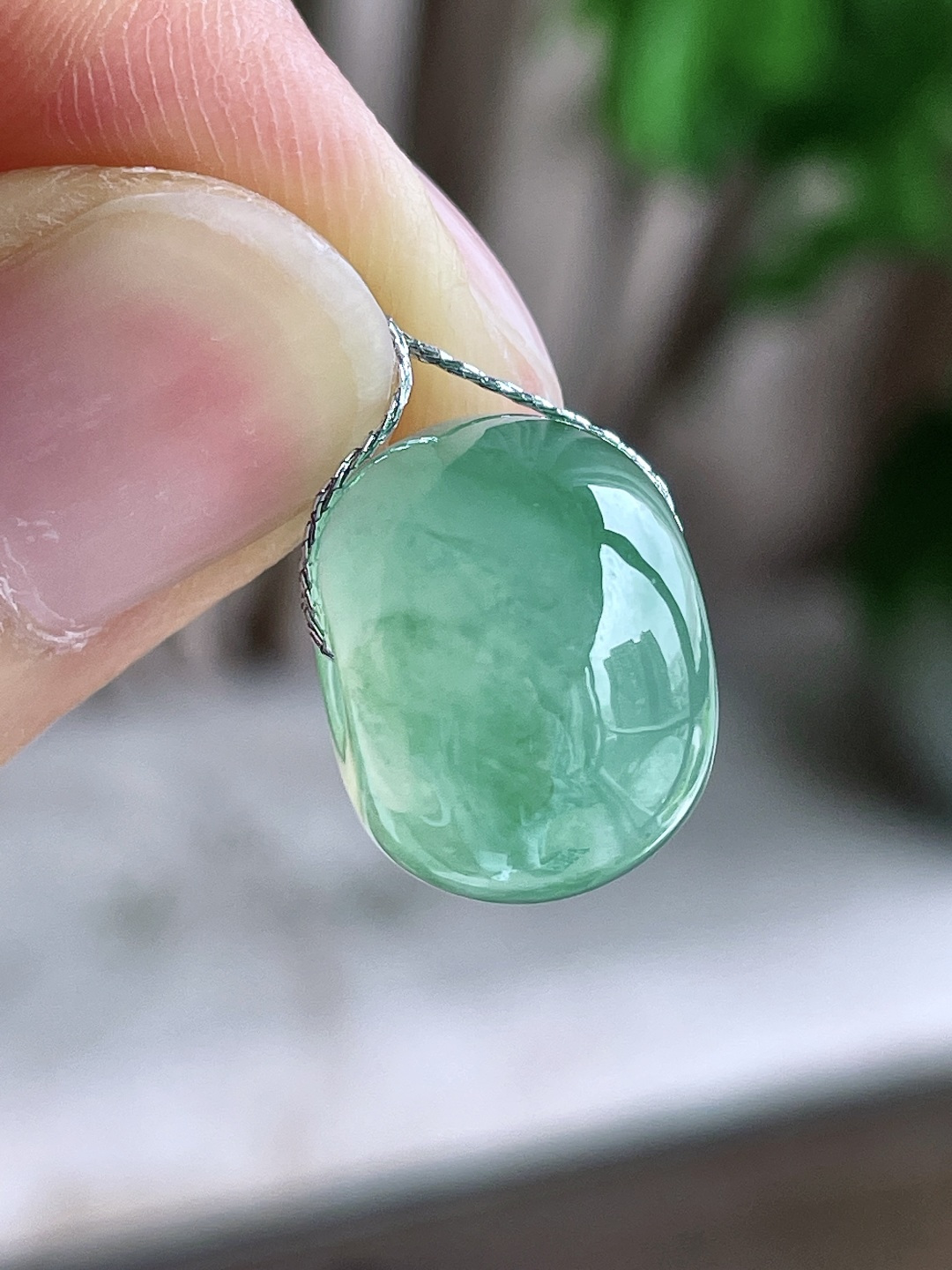【珠子】冰晴绿路路通吊坠 【说明】缅甸 性比高 【尺寸】15.8-11.6mm 【重量】6.3克