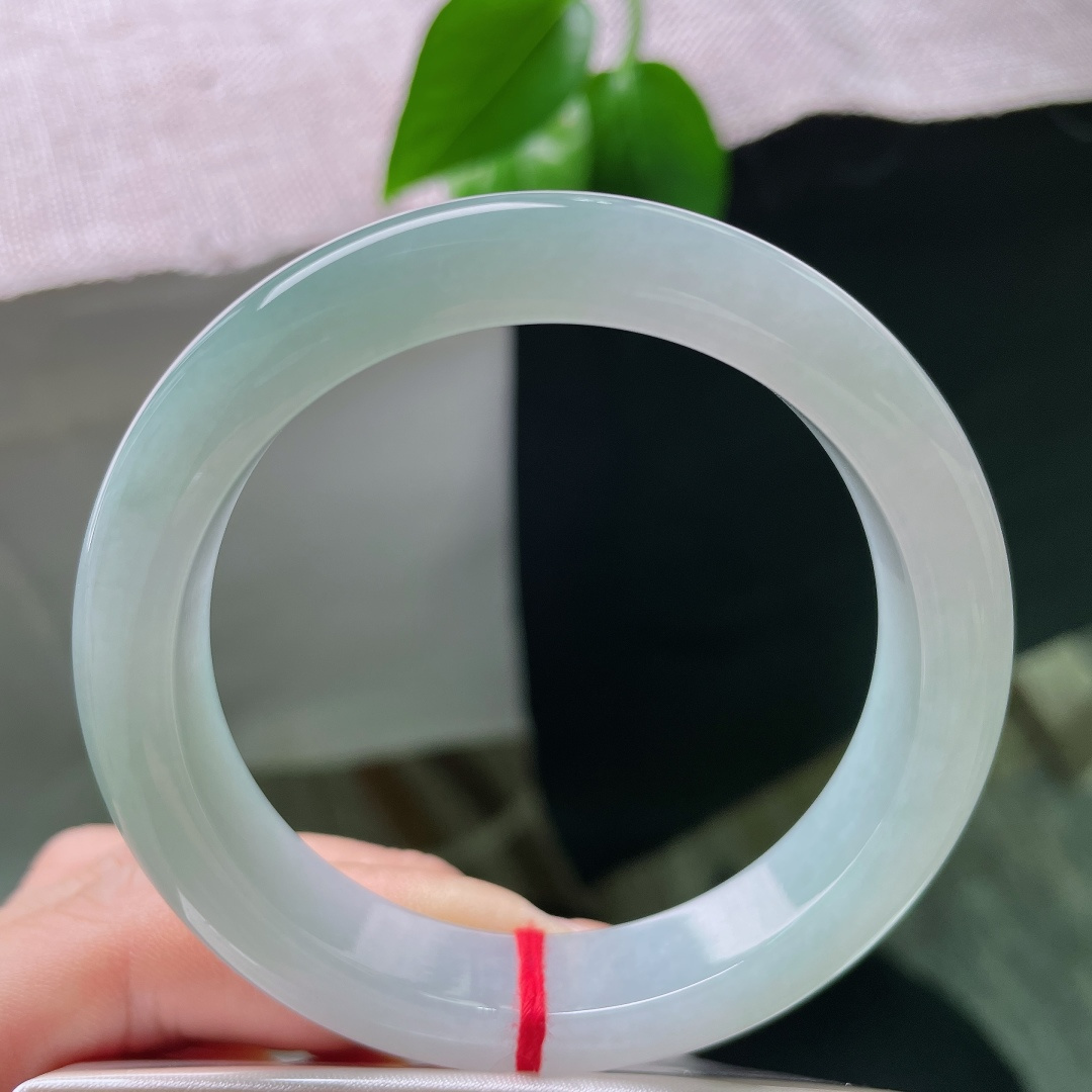 55.2/12.1/8.7，绿底正圈，一点皮纹，冰透底色自带柔光，质感顺滑细腻，镯型圆润饱满，佩戴衬