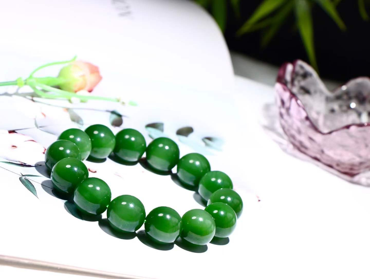 【珠圆玉润】

精品️和田玉碧玉冰底猫眼手串  菠菜绿 玉质温润细腻  整串打磨圆润，带阳绿。佩戴舒适。珠珠落玉盘，间关莺语花底滑，一生美好时光，无论身在何处，都有它相伴相守。事事顺遂，幸福美满，吉祥如意。重90克 尺寸取一16mm  FSO16824203126