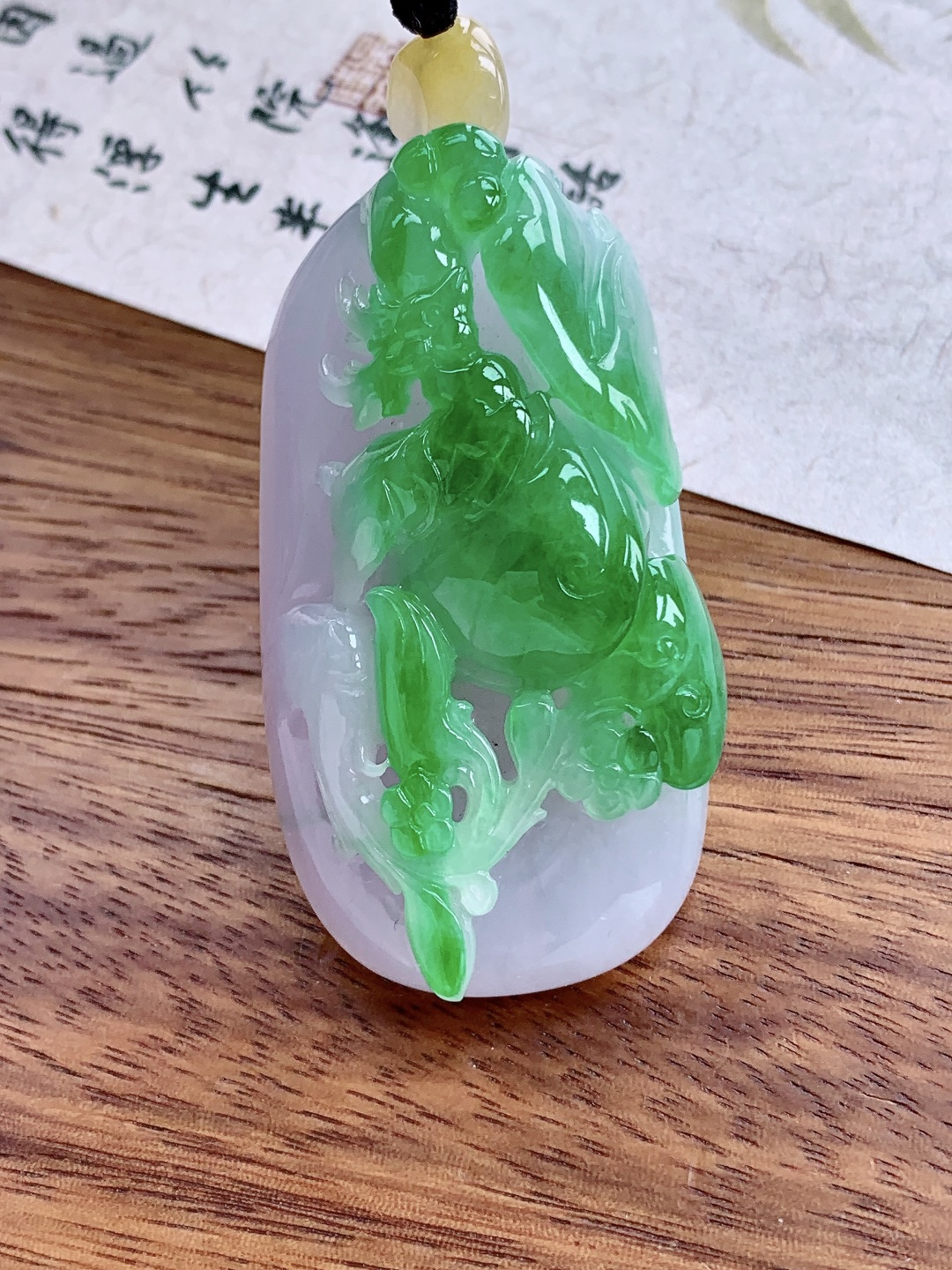 【裸石】冰春带彩鹿牌一路繁花吊坠 【说明】缅甸 性比高 超厚 一刀切 手把件 飘阳绿 【尺寸】59-33.6-18 【重量】62.6克