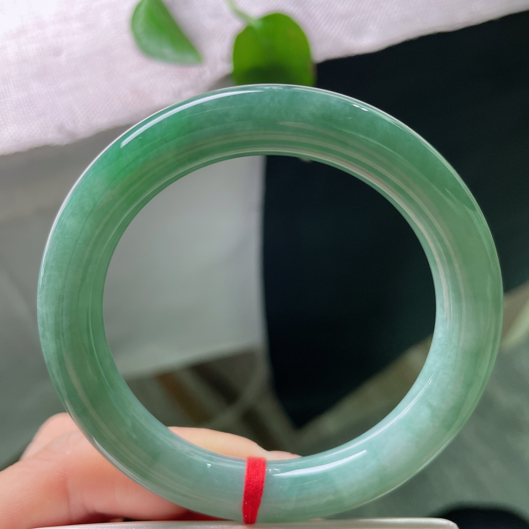 55.5/10.7，油青圆条，晶体，幽潭凝翠，清润如水，方寸镯间藏尽远山湖色。ss 59212a