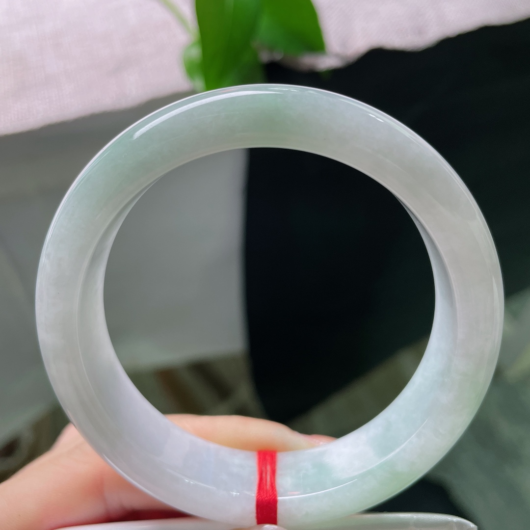 56.3/14.2/8.3，飘绿正圈，一点皮纹，丝丝绿意自然晕开如烟似雾，尽显玉石原生灵动韵味。ss