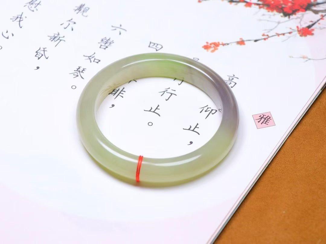 （腕间柔情）

精品和田 冰底 淡紫飘翠三色手镯。镯型饱满，温润细腻，脂润沁香。️执一卷书，沏一盏茶，着一袭裙，戴一只镯。淡淡浅笺，素心若兰，静赏玉中诗画。悠悠岁月，芊手轻摘，盛满诗样芳华。

重53.8克   内径圈口57.5尺寸11.6-9mm   FO12681280516

​