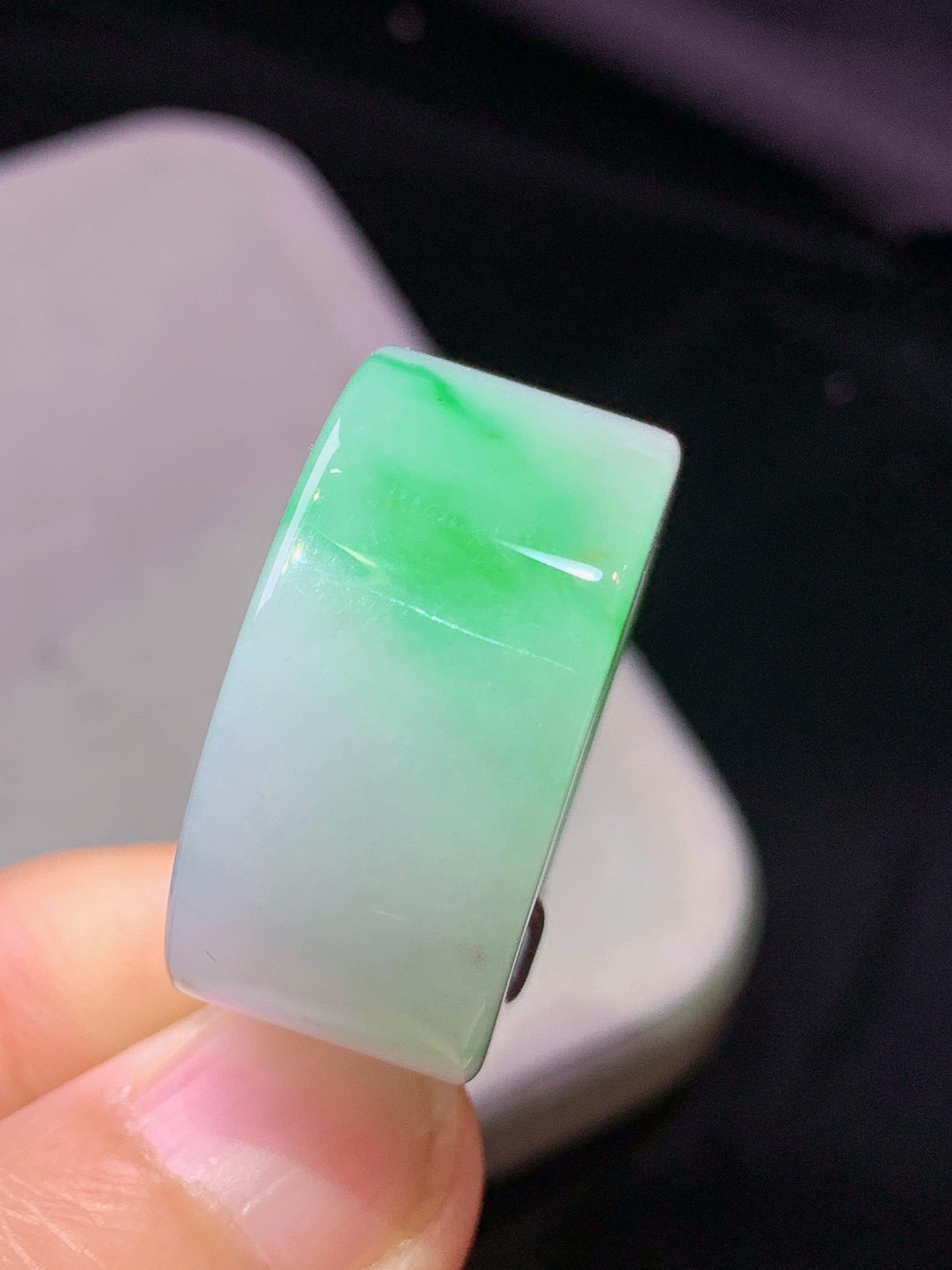飘绿平安环吊坠 玉质细腻 色泽艳丽清新 水润亮眼 整体尺寸27.2*13*5.2 L2