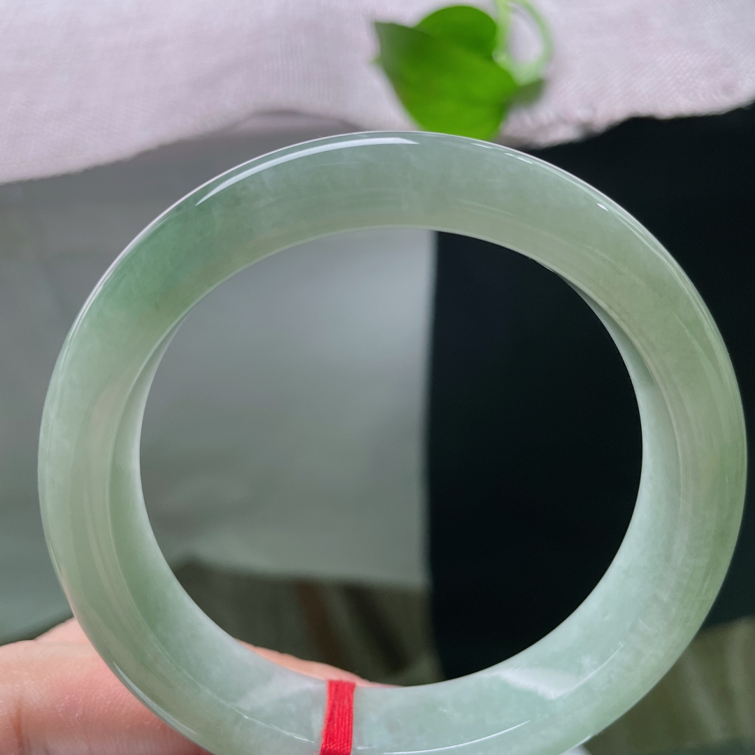 58.8/13.3/9.3，绿底正圈，通体淡青雾感底色，下端晕染一片柔和翠色，玉质温润细腻，端庄耐看，日常佩戴衬肤显温柔。皮纹，ss53208a