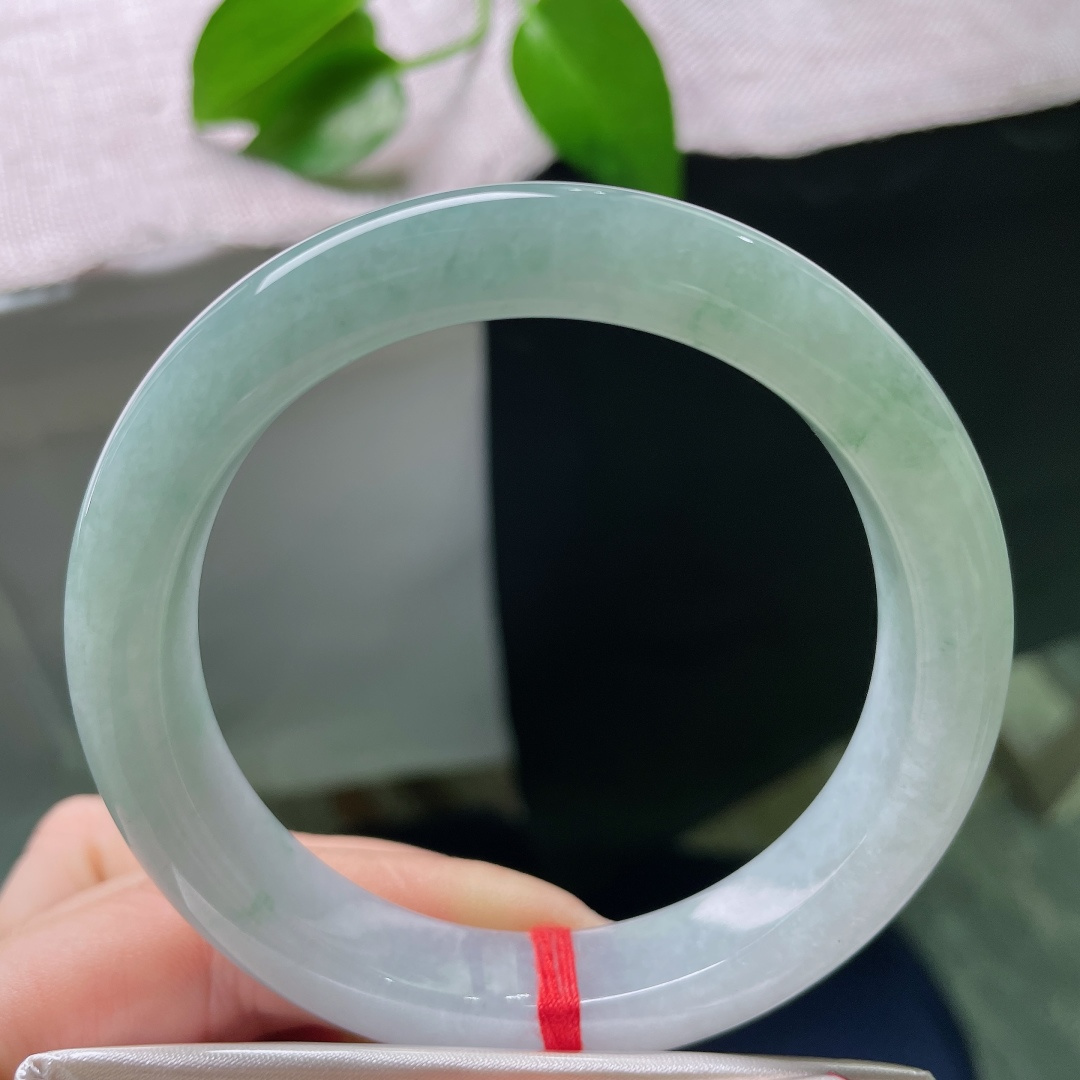59.1/12.2/9.2，绿底正圈，无裂，冰底清透温润，翠色缓缓铺开，天然分界，一镯藏山河诗意。s