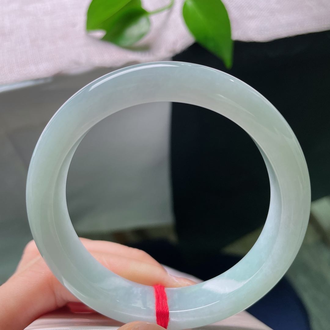 58/11.9/9.7，蓝底正圈，无裂，整圈底色匀净柔和，把一汪幽谧湖水凝于腕间，蓝调缓缓铺展，清冷氛围感扑面而来。ss58866a