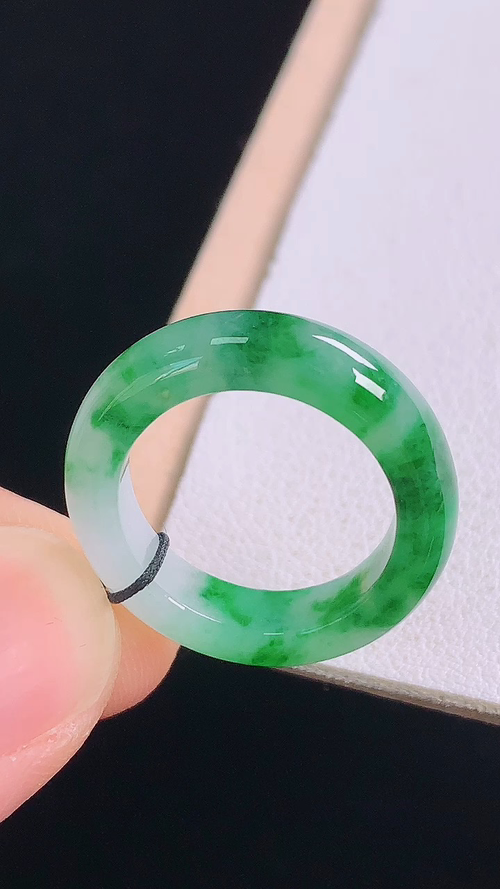 ️冰飘绿指环，无裂，尺寸:圈口9/15.2-4.5-3.1mm 13