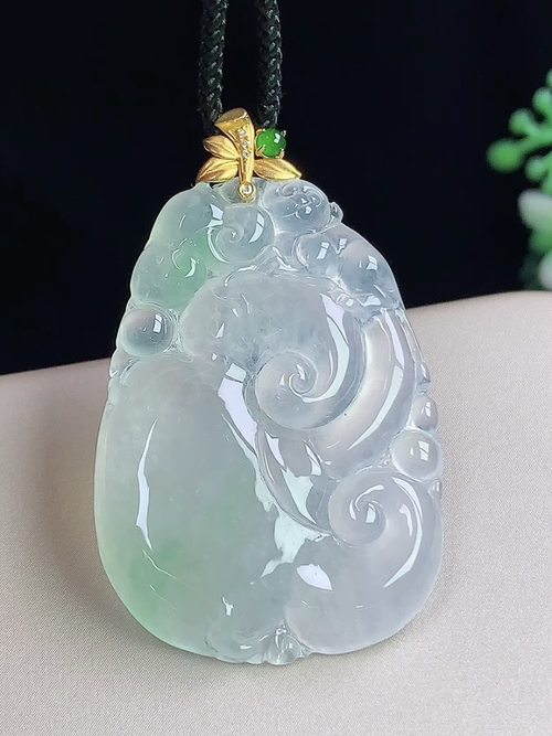 18k金镶冰飘绿大如意，无裂，尺寸37.2-26-4.6mm，j16lwh6
