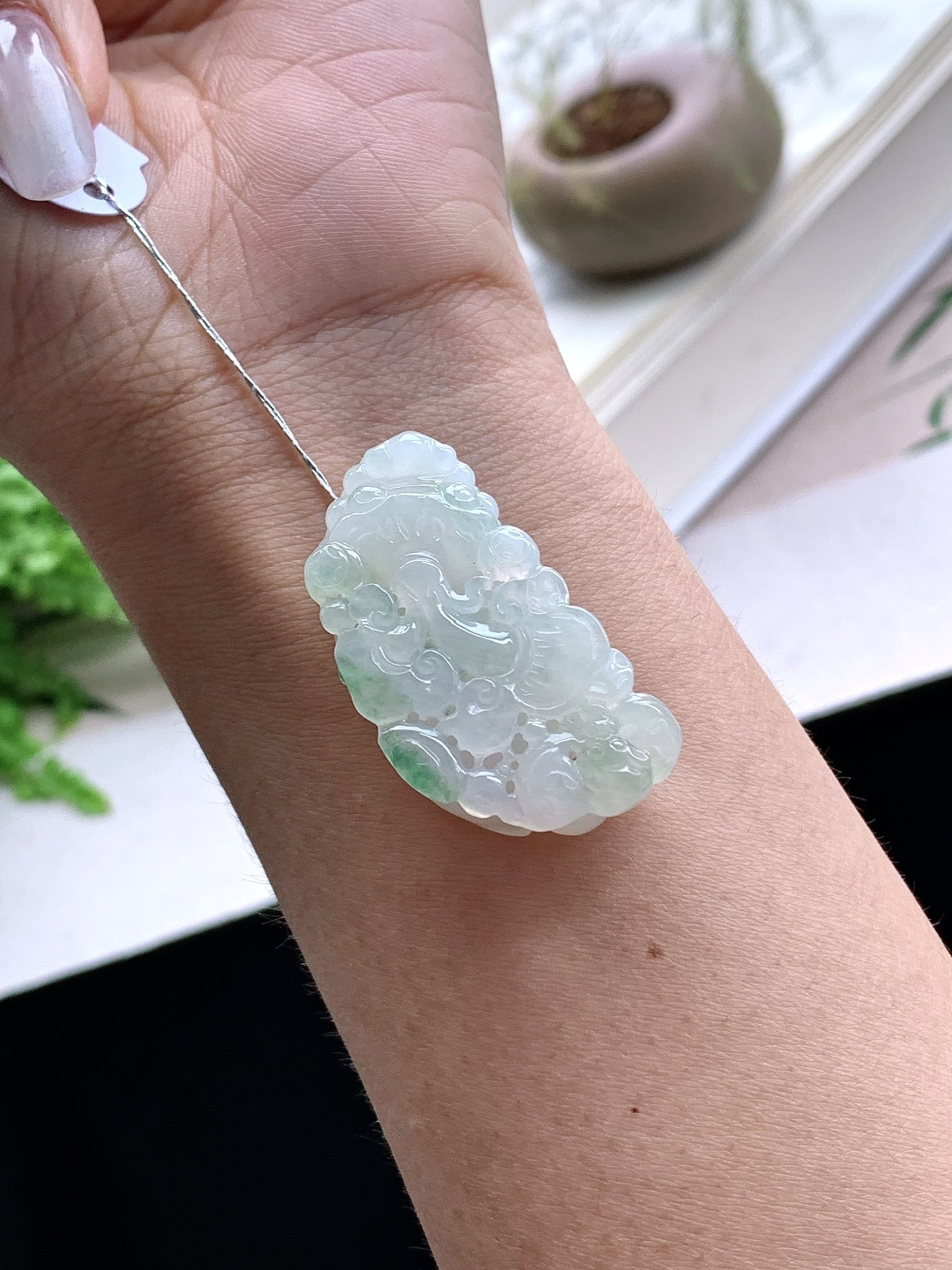 【裸石】️冰糯种飘花貔貅吊坠 【说明】缅甸 性比高 超厚 【尺寸】39.2-21.3-12.5 【重量】20克