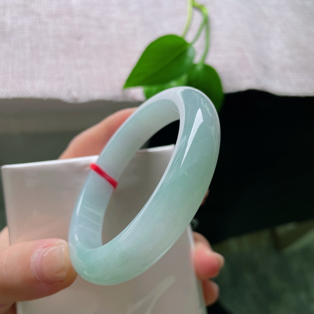 55.2/12.1/8.7，绿底正圈，一点皮纹，冰透底色自带柔光，质感顺滑细腻，镯型圆润饱满，佩戴衬肤，尽显温婉东方韵味。ss58713a