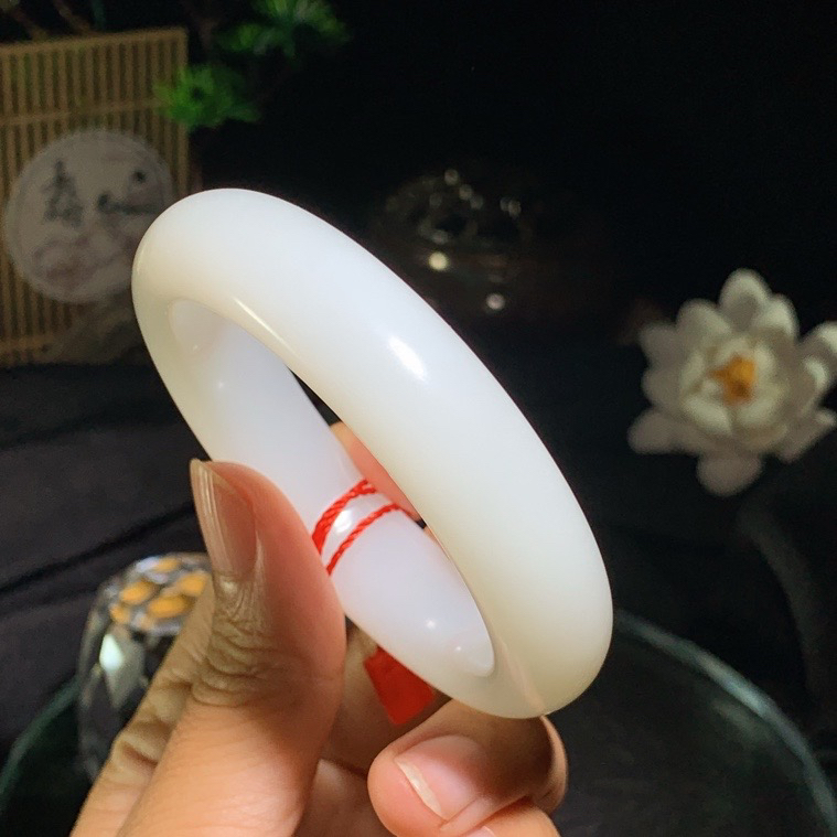 54圈口 新疆和田玉白玉手镯 54圈口条宽15玉质细腻油润。手推出油。佩戴高端典雅。lt260909