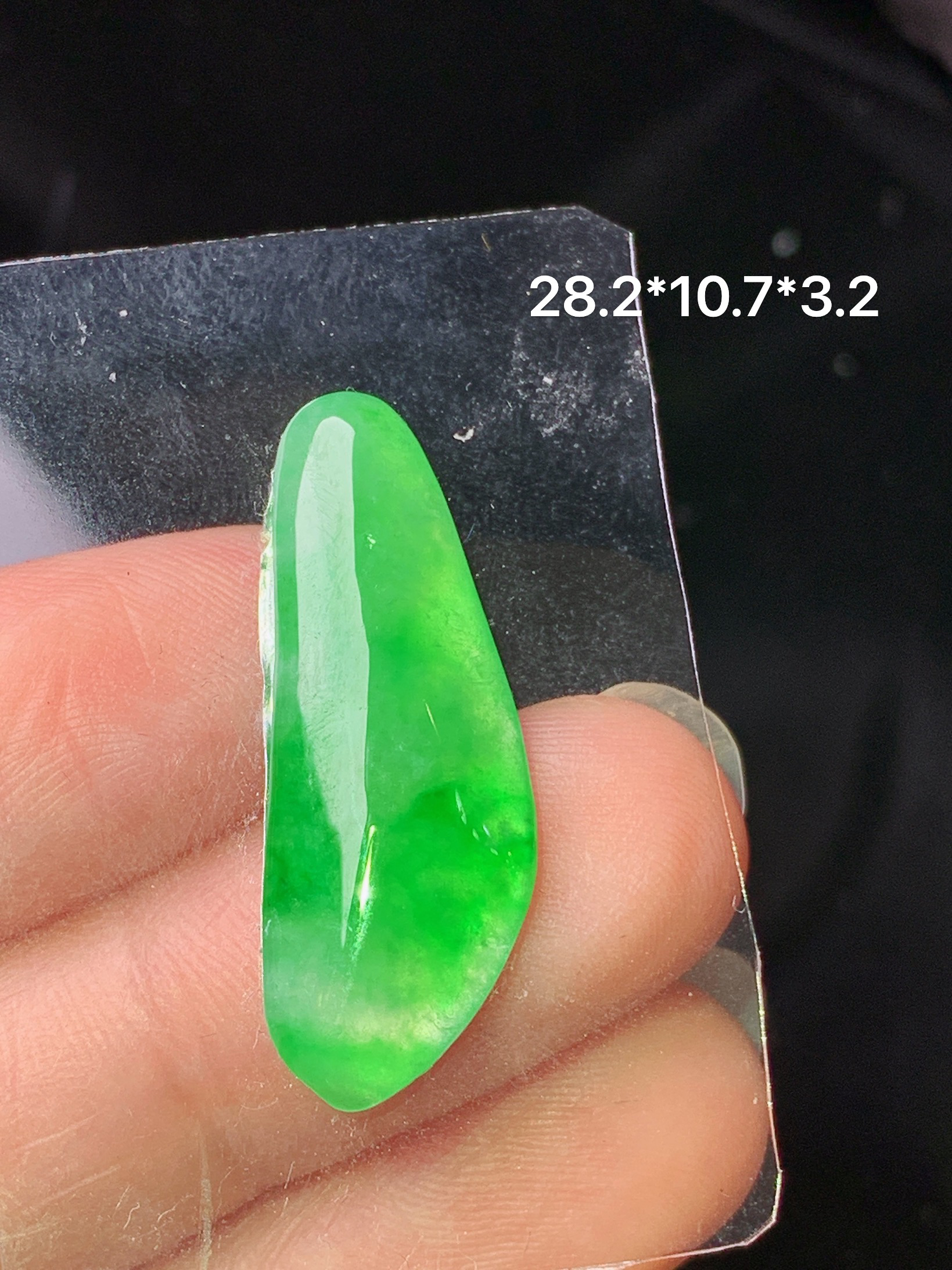 镶嵌款 阳绿福瓜吊坠 玉质细腻 色泽艳丽清新 水润亮眼 整体尺寸28.2*10.7*3.2 L2