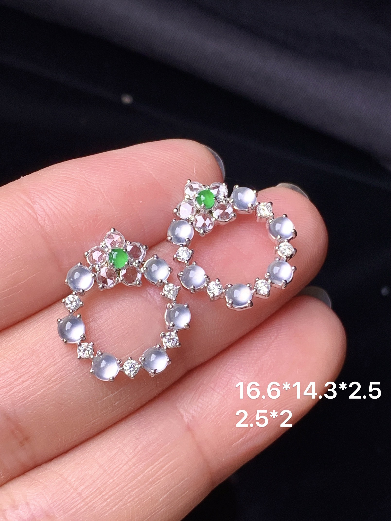 18k金钻镶嵌冰种蛋面耳钉 玉质细腻 色泽艳丽清新 水润亮眼 整体尺寸16.6*14.3*2.5 m7