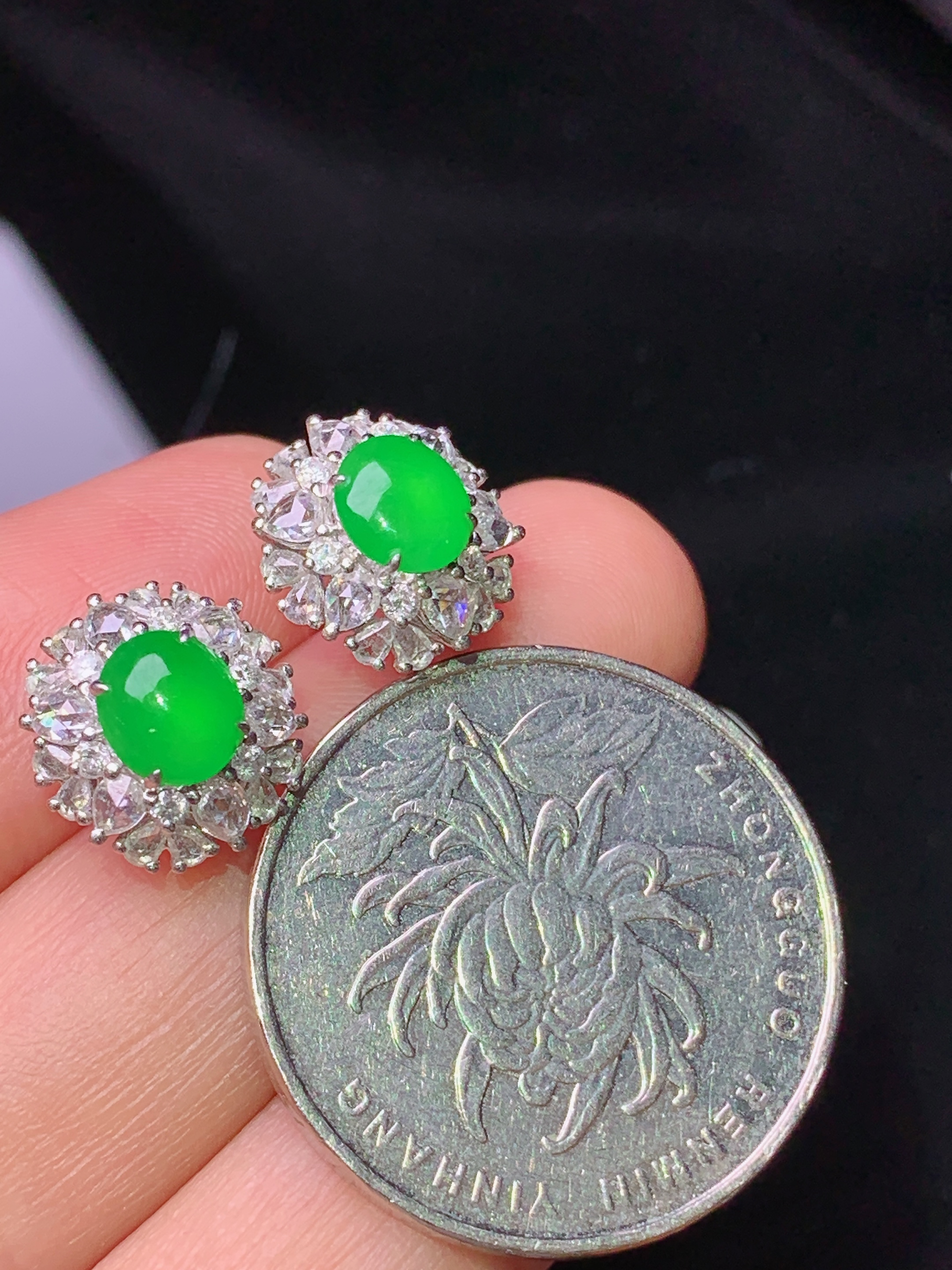 18k金钻镶嵌满绿蛋面耳钉 玉质细腻 色泽艳丽清新 水润亮眼 整体尺寸11.8*11.3*7 m7