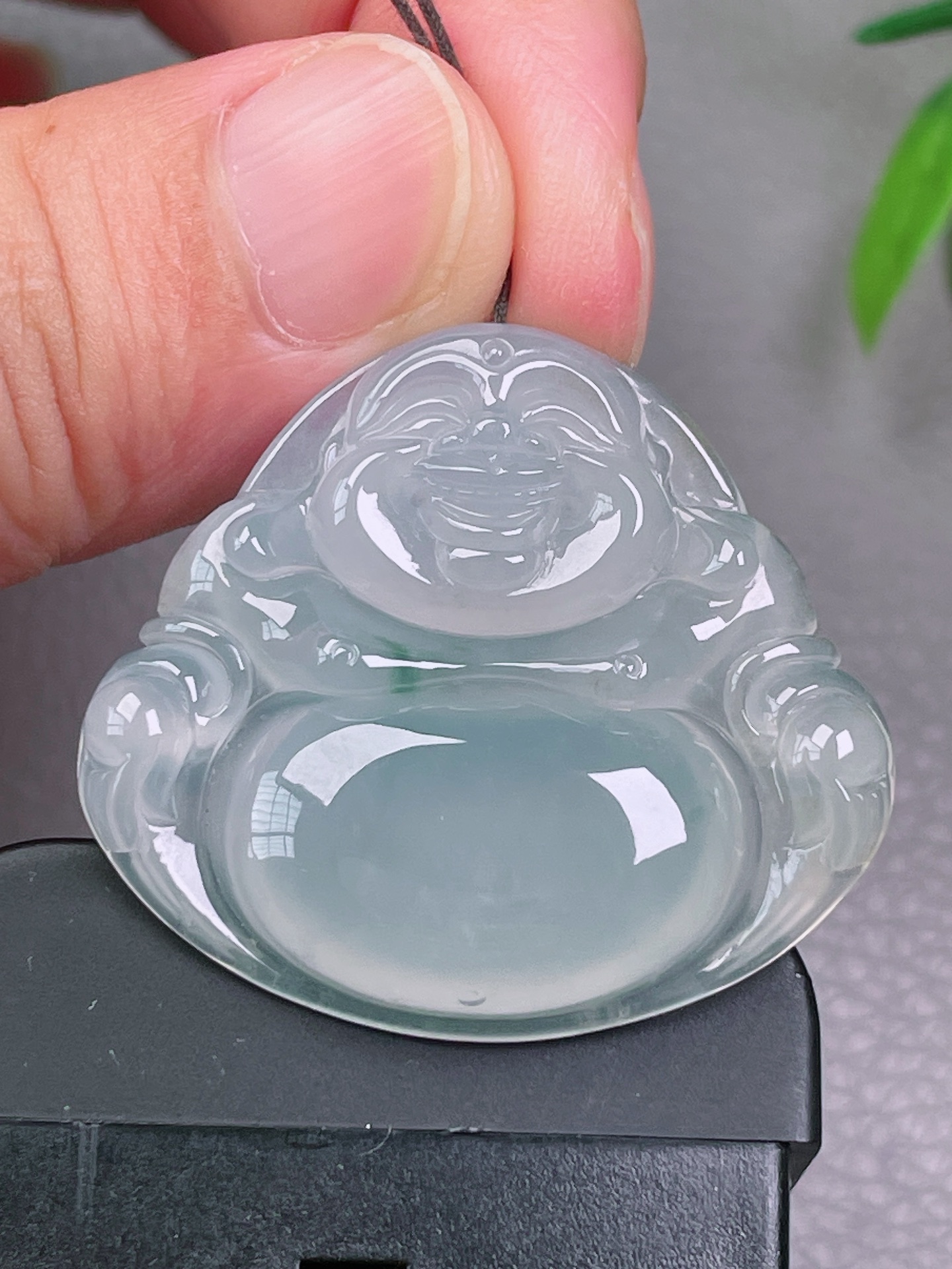冰种佛公，无裂，冰透水润，油洁，起荧光，尺寸：32.7-36.7-6