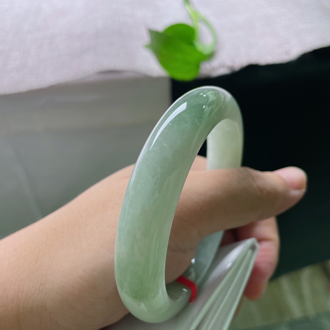 58.8/13.3/9.3，绿底正圈，通体淡青雾感底色，下端晕染一片柔和翠色，玉质温润细腻，端庄耐看，日常佩戴衬肤显温柔。皮纹，ss53208a