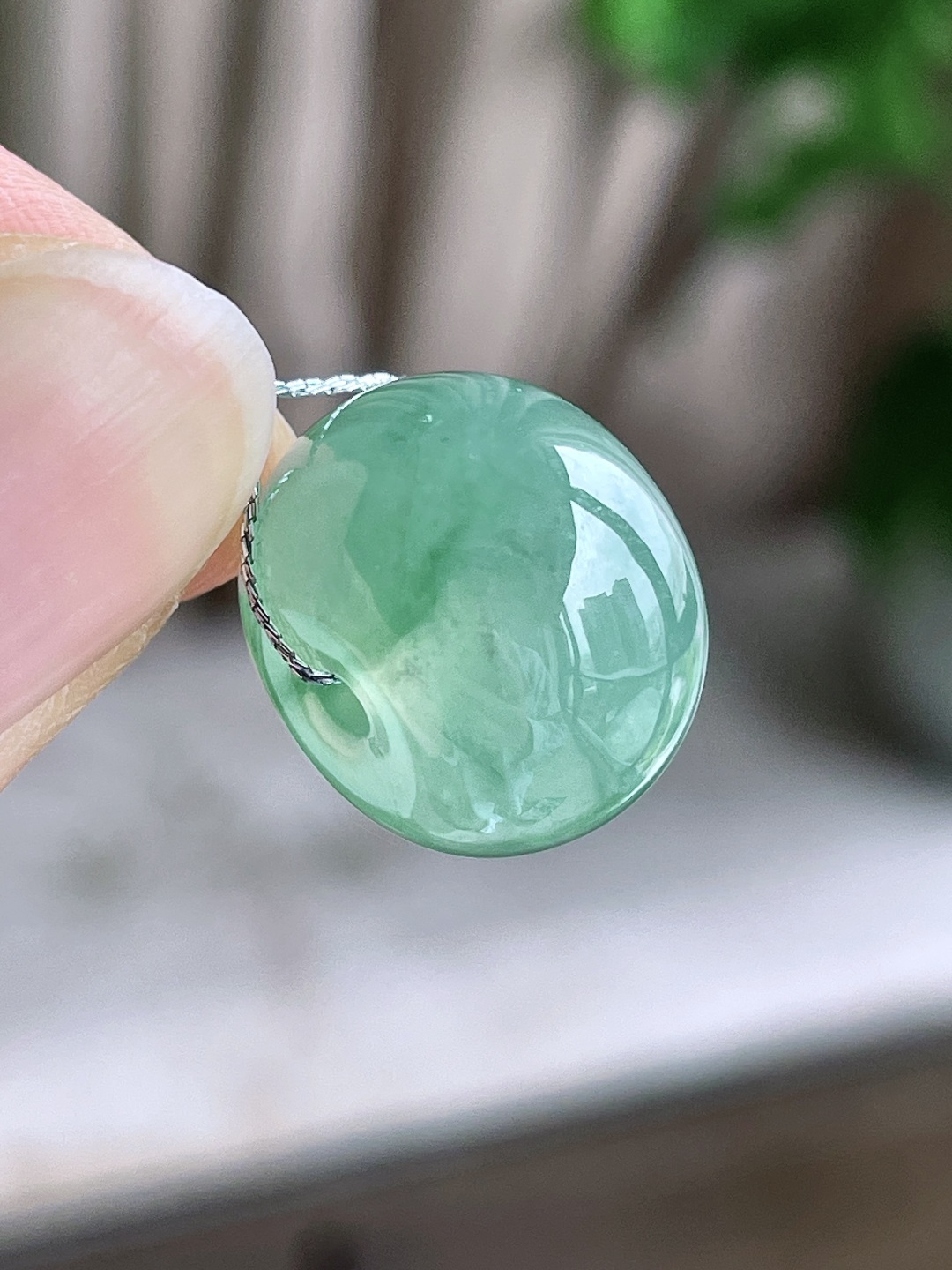 【珠子】冰晴绿路路通吊坠 【说明】缅甸 性比高 【尺寸】15.8-11.6mm 【重量】6.3克