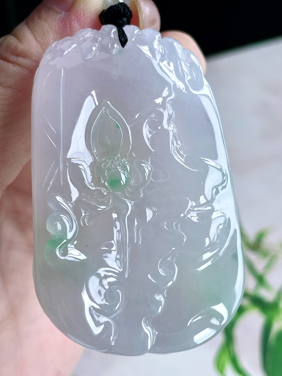【裸石】冰种飘花荷花自在观音牌吊坠 【说明】缅甸 无裂 性比高 超厚起胶感 双面雕工 【尺寸】61.5-38.2-12 【重量】60.7克