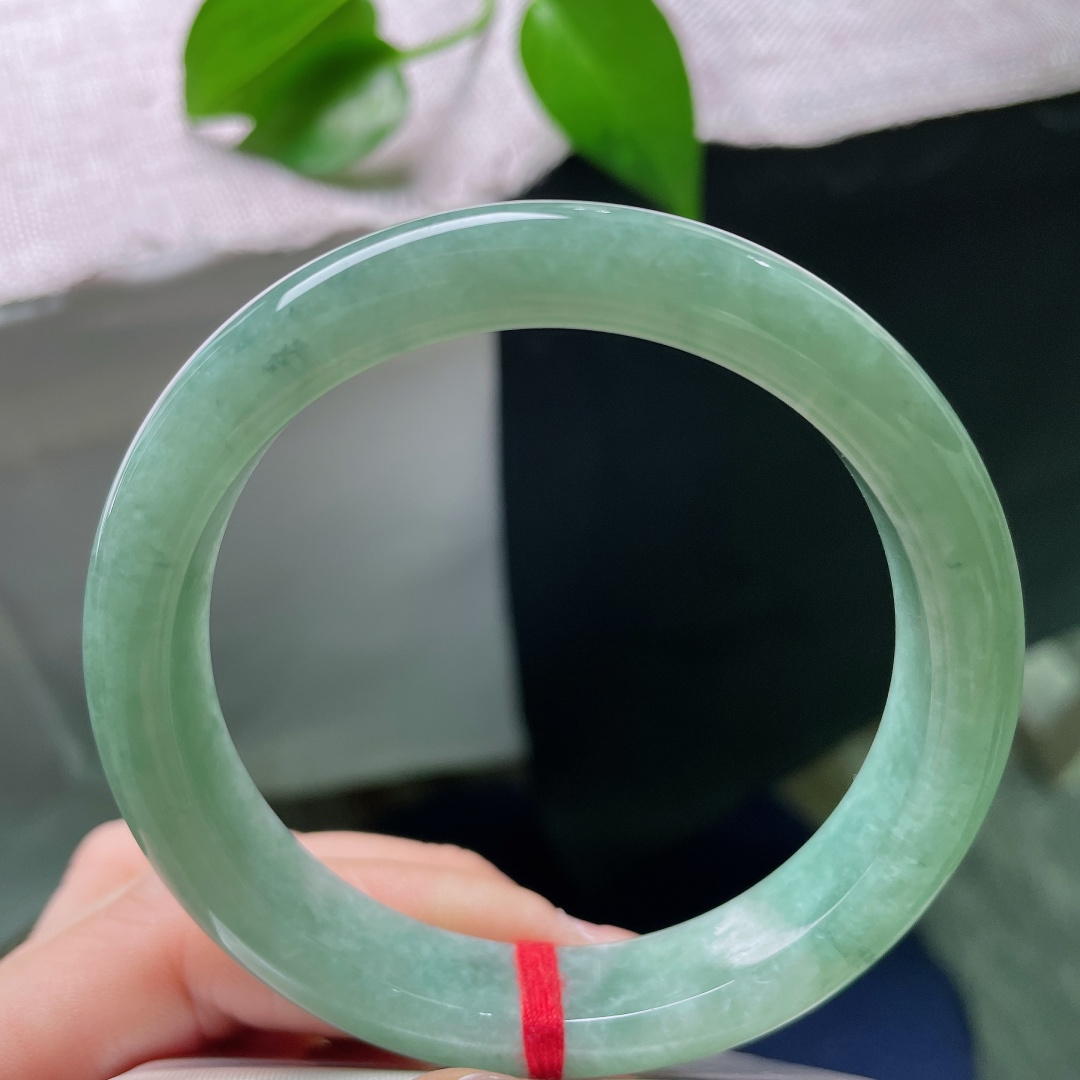 58.5/12/8.4，绿底正圈，晶体线，青调醇厚柔和，镯身自带天然飘花，如远山含黛，低调大气耐看。ss58773a