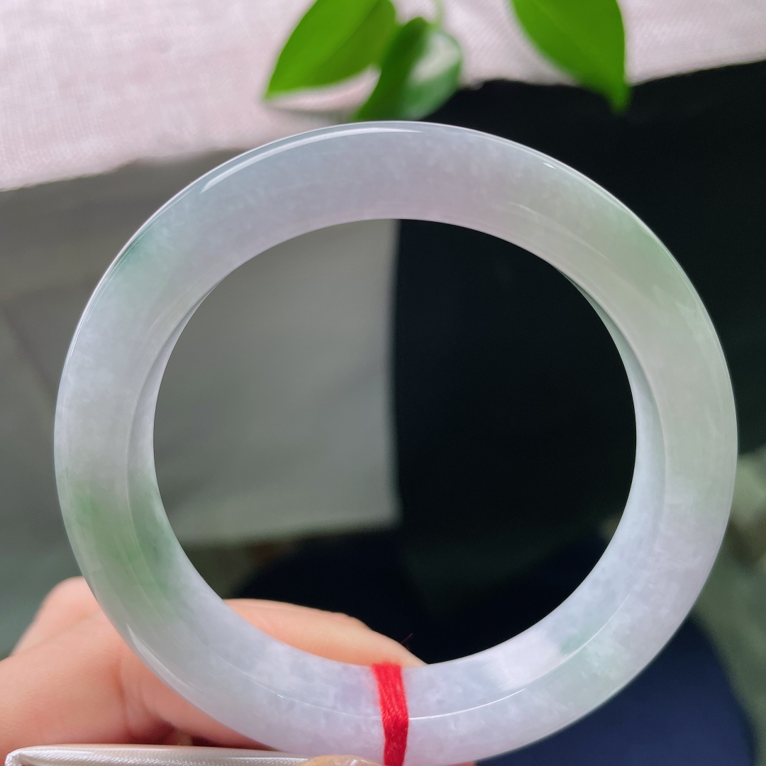 55/11.4/8.7，飘花正圈，晶体纹，紫为春，绿为彩，淡紫底色衬鲜翠，种水柔和，上手温婉灵动。ss58846a
