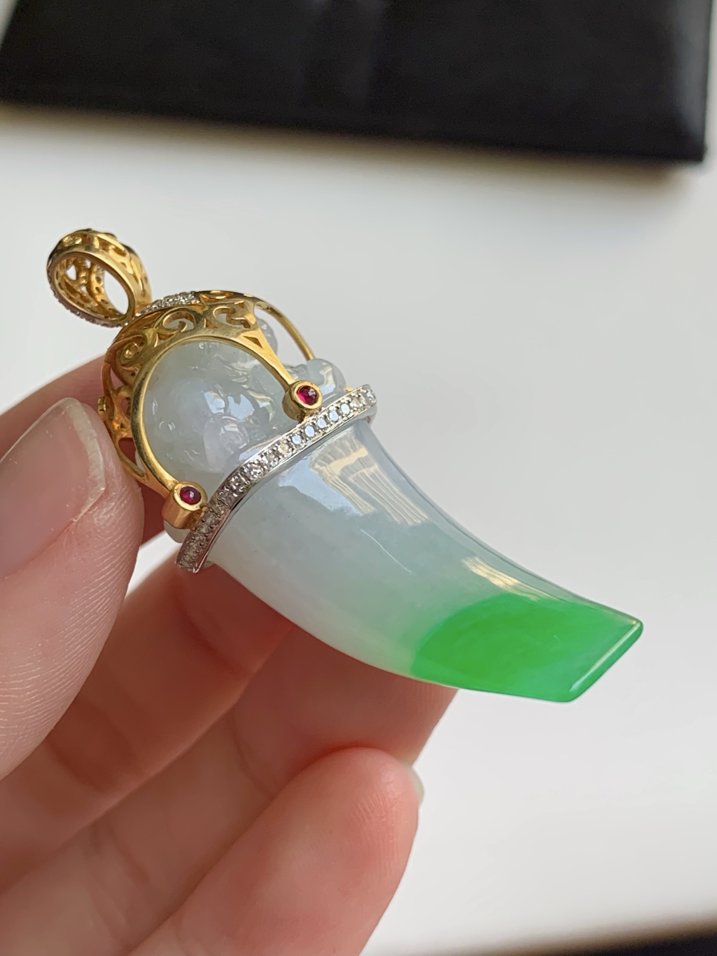 ️ 【18k金镶嵌麒麟手牌吊坠】飘花灵动，种老细腻形体佳 尺寸：成品：47.1*18.1*15.6，裸石：37.4*13.5*11.3,a49916