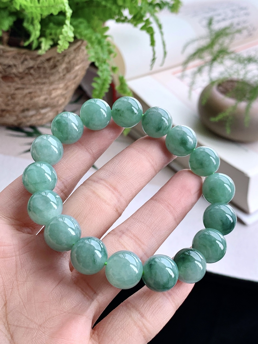 【珠子】️糯冰飘花手串圆珠子手串 【说明】缅甸 性比高 【尺寸】11.7mm 【重量】53.4克