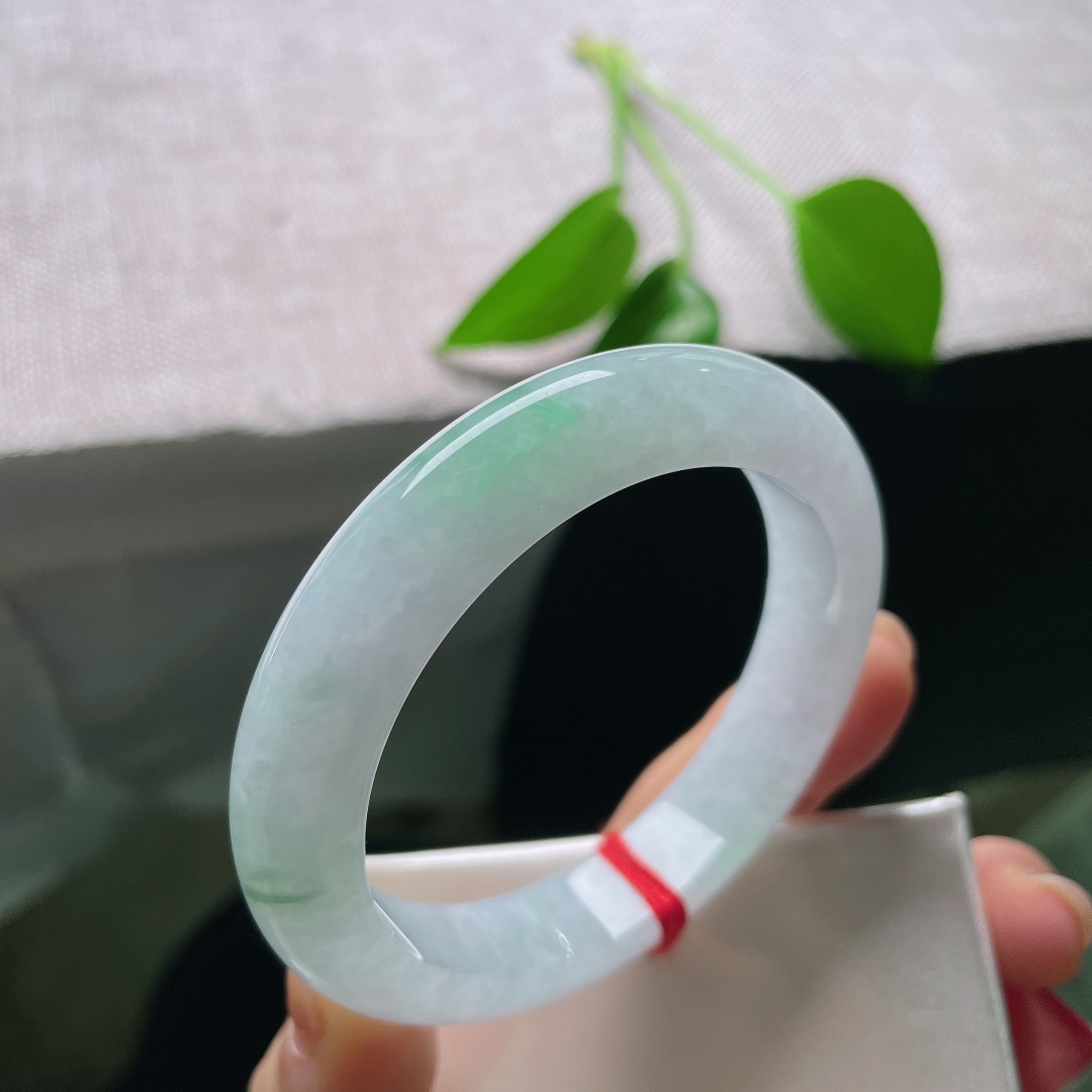 53.6/12.1/8.6，飘花正圈，晶体线，底子清润柔和，片片绿花随性晕染，如青山落于腕间，意境唯美。ss58844a