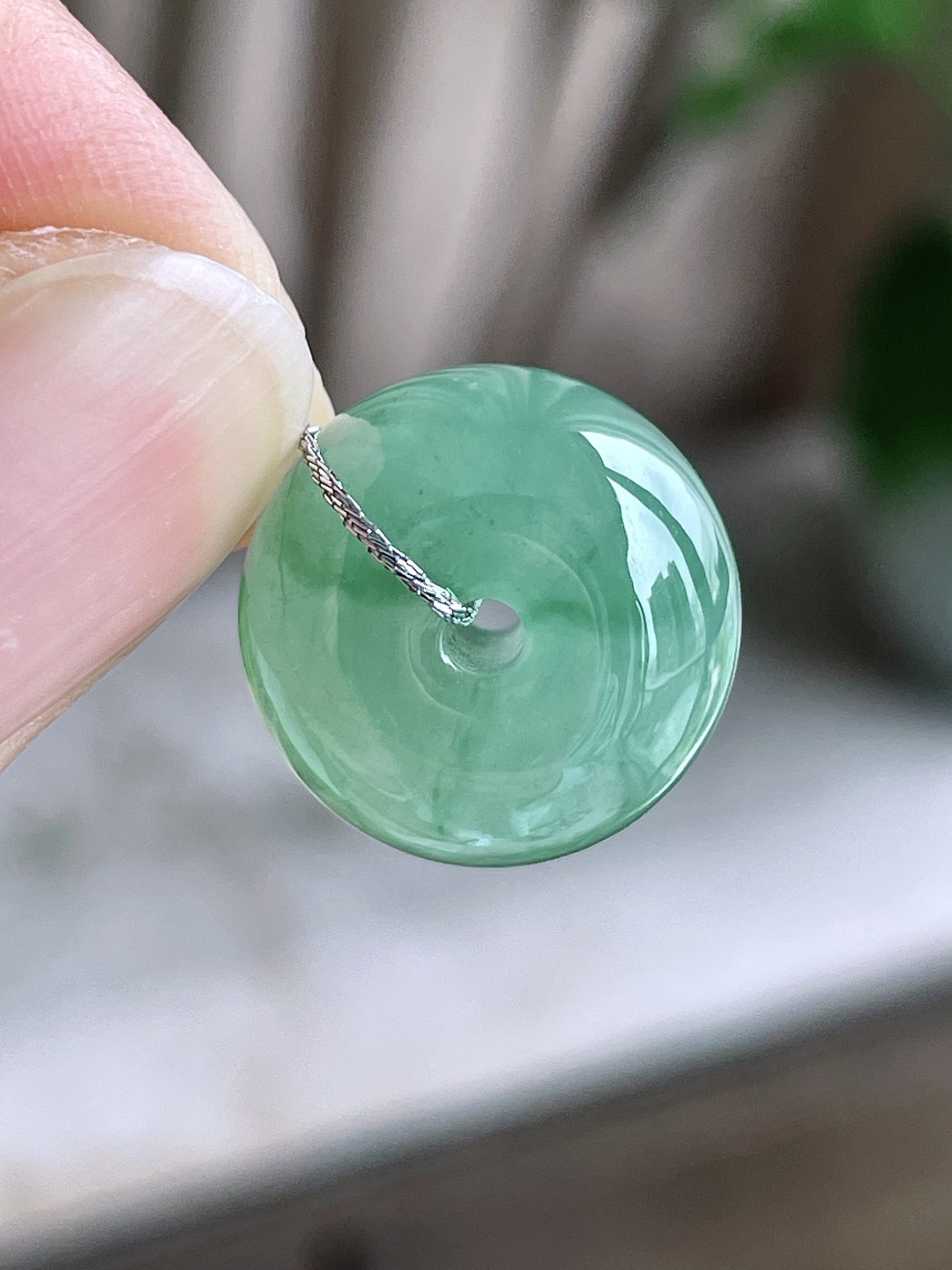 【珠子】冰晴绿路路通吊坠 【说明】缅甸 性比高 【尺寸】15.8-11.6mm 【重量】6.3克