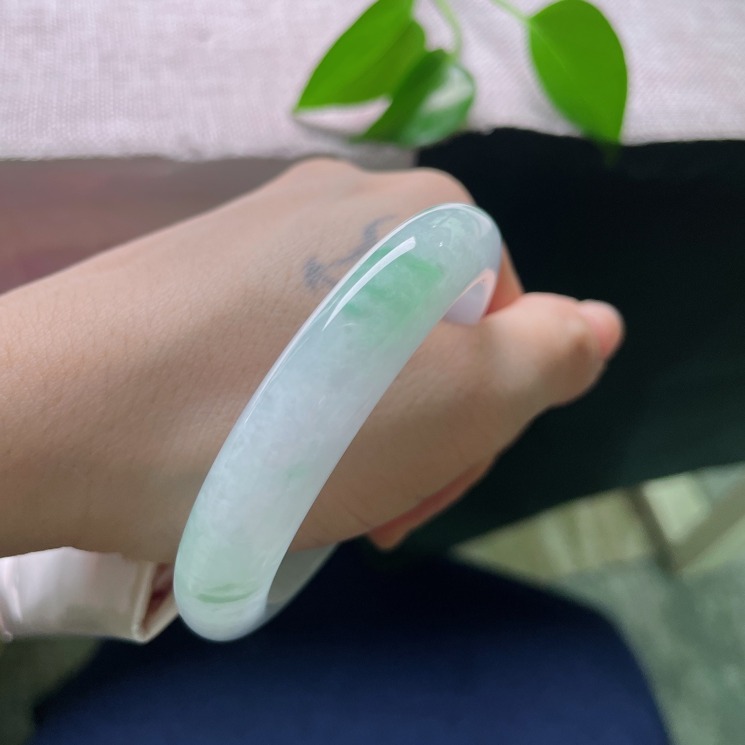 53.6/12.1/8.6，飘花正圈，晶体线，底子清润柔和，片片绿花随性晕染，如青山落于腕间，意境唯美。ss58844a