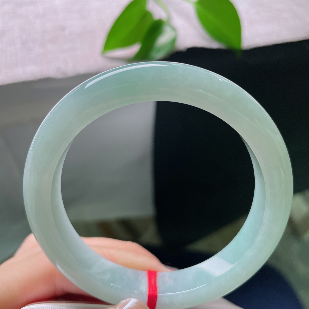 59/11.7/9.4，蓝底正圈，无裂，玉中藏蓝，蓝中生韵，举手抬足，腕间一圈幽蓝轻轻晃动，褪去俗世