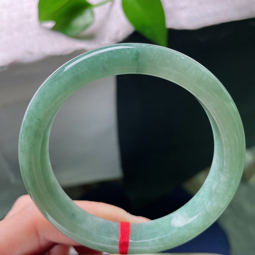 58.5/12/8.4，绿底正圈，晶体线，青调醇厚柔和，镯身自带天然飘花，如远山含黛，低调大气耐看。