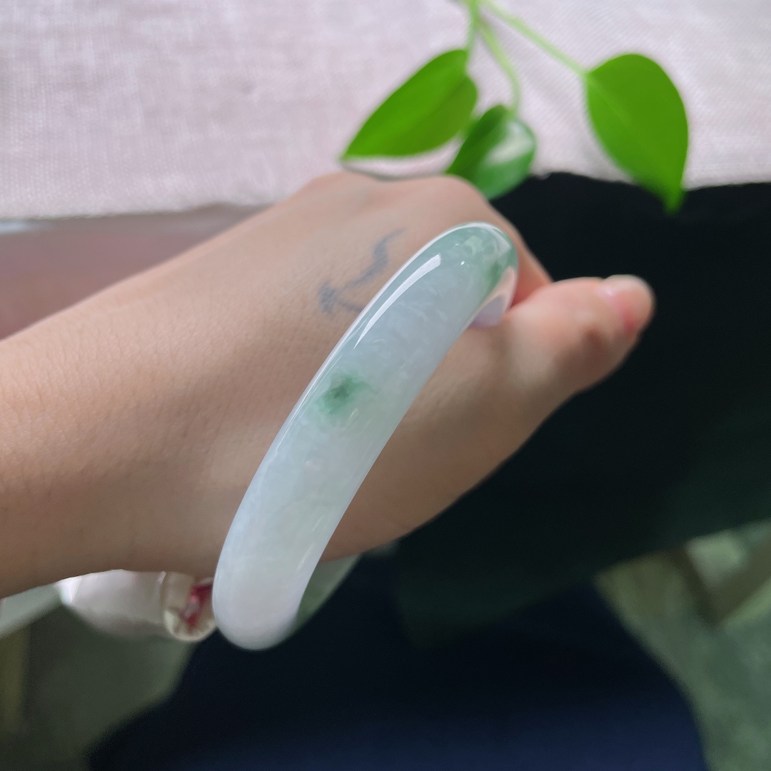 55/11.4/8.7，飘花正圈，晶体纹，紫为春，绿为彩，淡紫底色衬鲜翠，种水柔和，上手温婉灵动。ss58846a