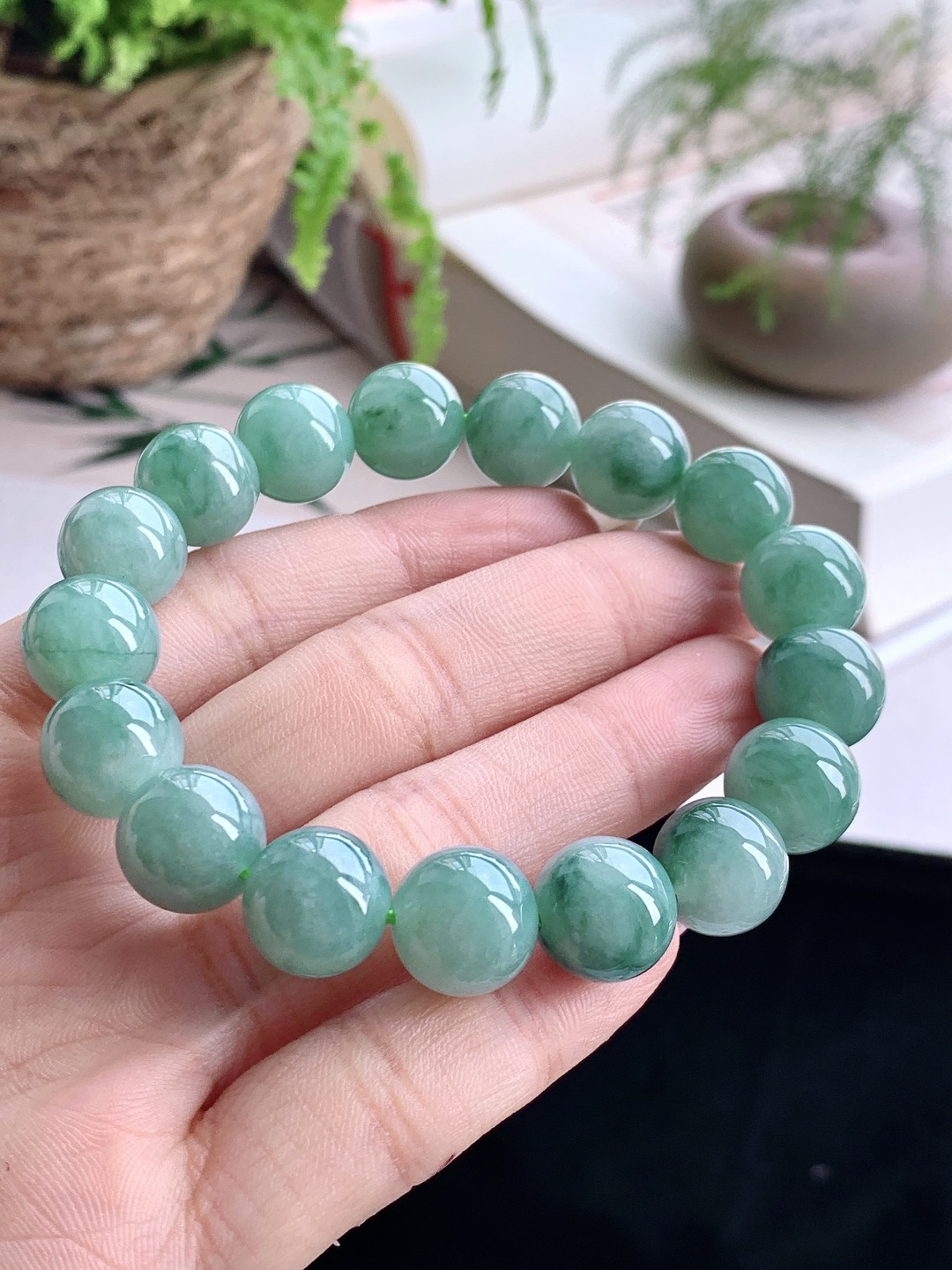 【珠子】️糯冰飘花手串圆珠子手串 【说明】缅甸 性比高 【尺寸】11.7mm 【重量】53.4克