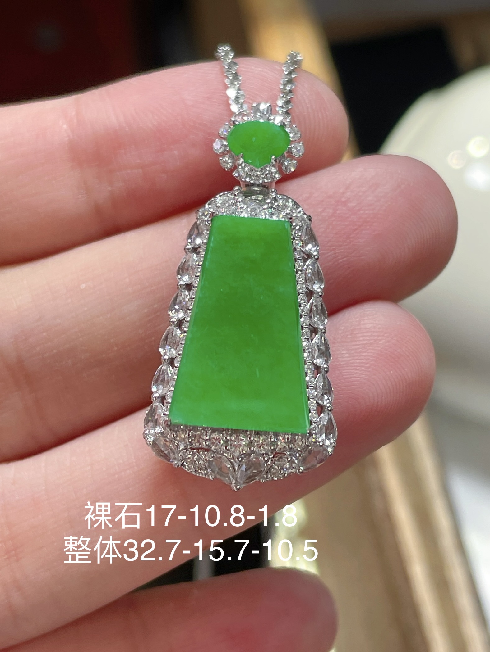 ️ 翡翠无事牌吊坠，性比高 冰种阳绿色，满绿，料子水润通透，种老起光。18k金镶嵌，佩戴效果精美好