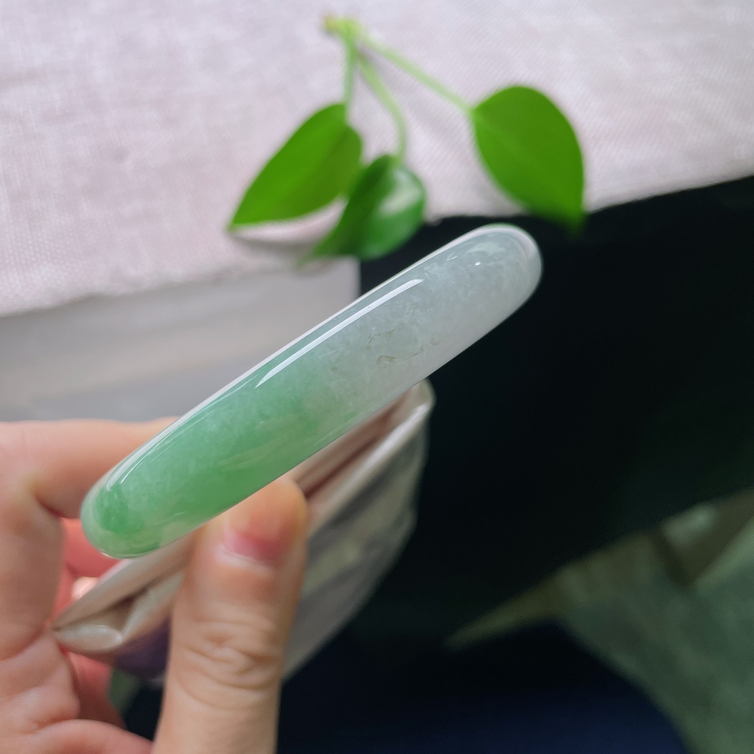 59/11.9/8.6，油青正圈，一点矿点，一镯两境，上半部分素净冰透，下半截晕染温润翠色，韵味十足。ss56766a