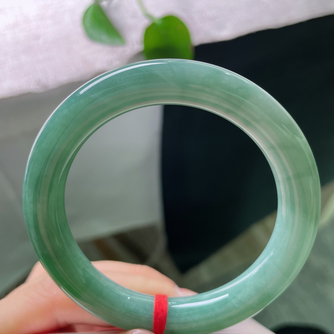 55.5/10.7，油青圆条，晶体，幽潭凝翠，清润如水，方寸镯间藏尽远山湖色。ss 59212a