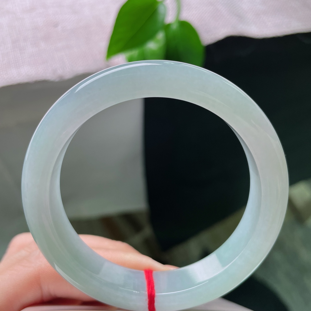 55.2/12.1/8.7，绿底正圈，一点皮纹，冰透底色自带柔光，质感顺滑细腻，镯型圆润饱满，佩戴衬肤，尽显温婉东方韵味。ss58713a
