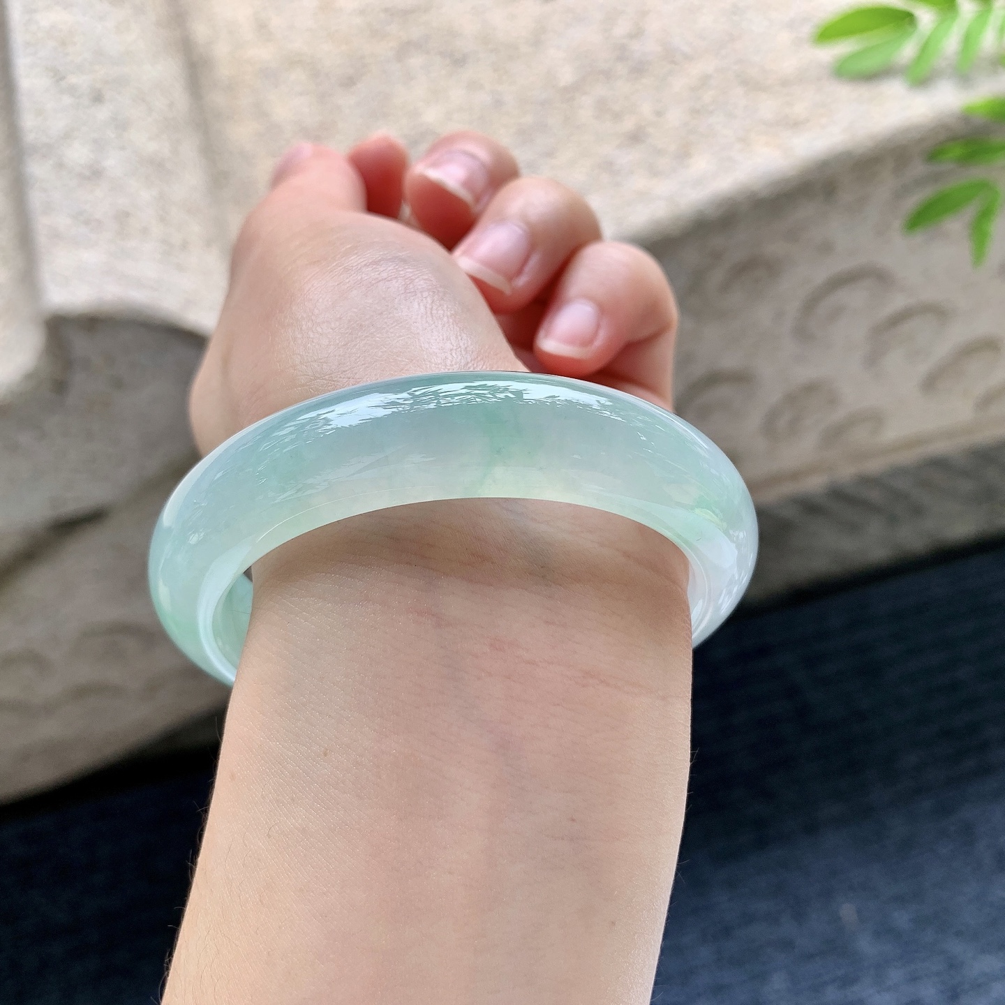 正圈55 56 圈口56/13.2/8.4 编码LH091747 冰糯飘绿，水润，种老，细腻，无裂