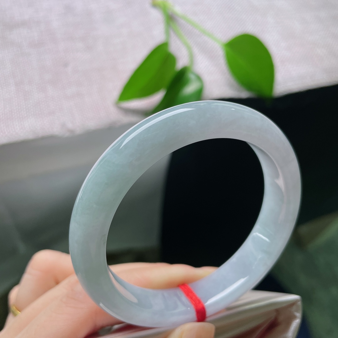 55.6/12.2/8.3，正圈，棉线，冰润玉质，泛着淡淡柔光，无杂色侵扰，是温婉耐看的素圈玉镯。ss58797a