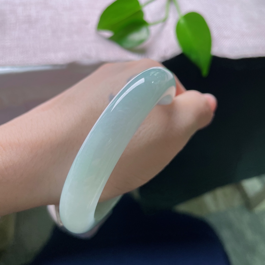 58/11.9/9.7，蓝底正圈，无裂，整圈底色匀净柔和，把一汪幽谧湖水凝于腕间，蓝调缓缓铺展，清冷氛围感扑面而来。ss58866a