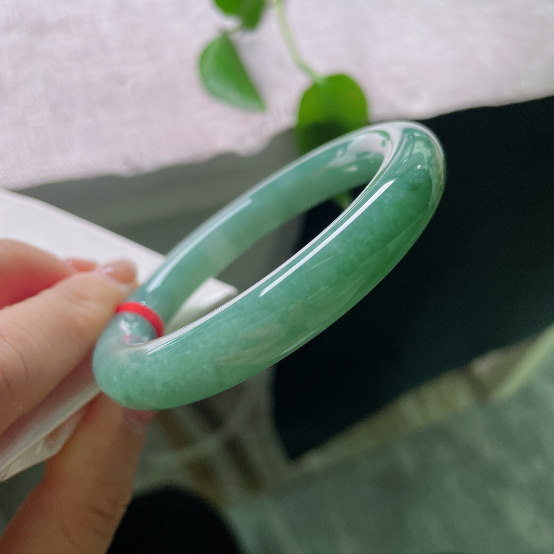 55.5/10.7，油青圆条，晶体，幽潭凝翠，清润如水，方寸镯间藏尽远山湖色。ss 59212a