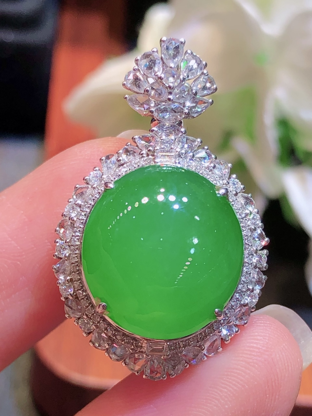18K金镶 阳绿蛋面吊坠 无裂 水润色艳 品相饱满 配送银链苹果拍摄，实物更好看，15.4-14-5.8