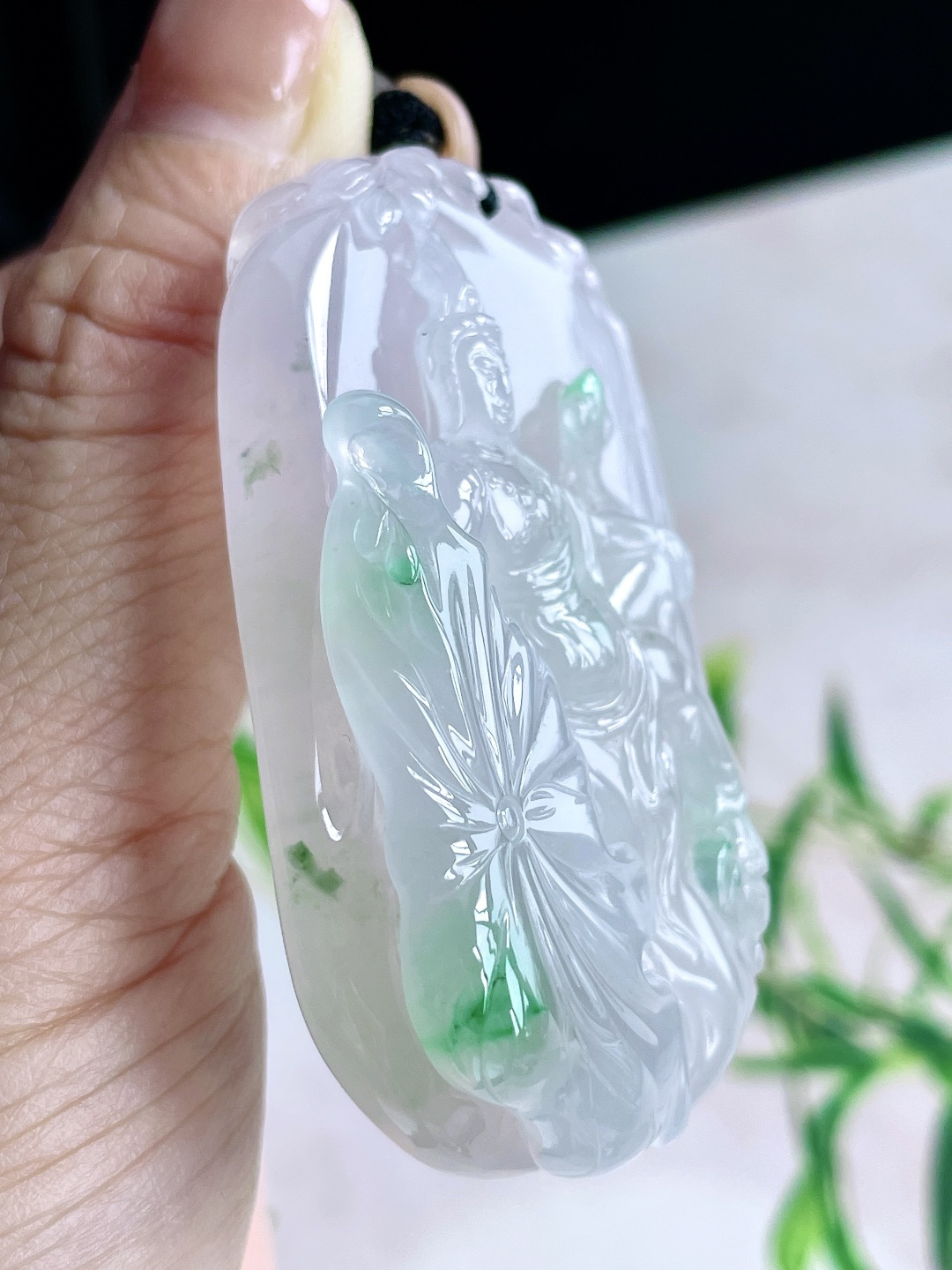 【裸石】冰种飘花荷花自在观音牌吊坠 【说明】缅甸 无裂 性比高 超厚起胶感 双面雕工 【尺寸】61.5-38.2-12 【重量】60.7克