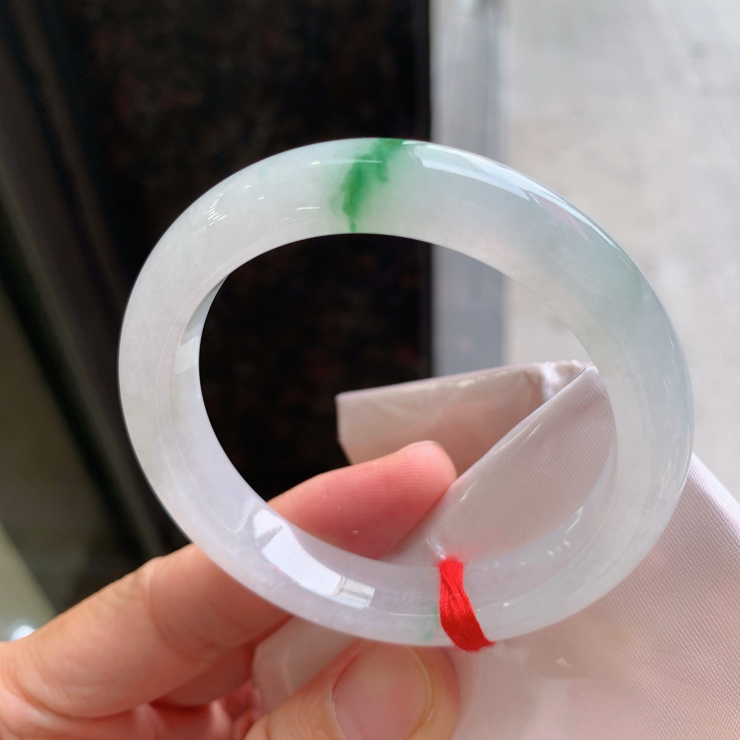 正圈飘绿 无裂 尺寸：52/10.6/8.1 细腻