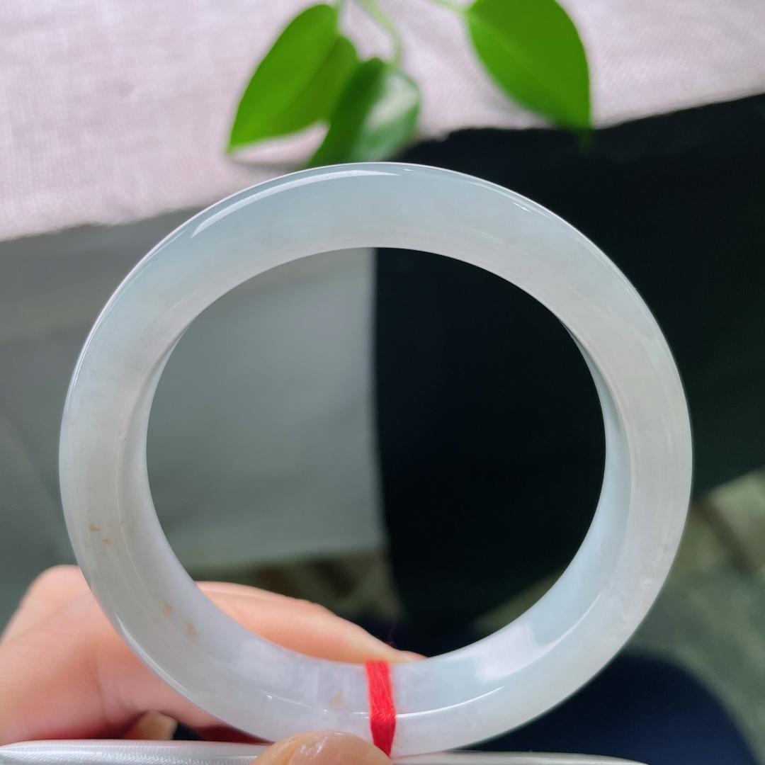 54.8/12/8.0，蓝底正圈，无裂，玉质冰润细腻，金斑似落霞繁星，天然洒金，腕间藏浪漫光景。ss58827a