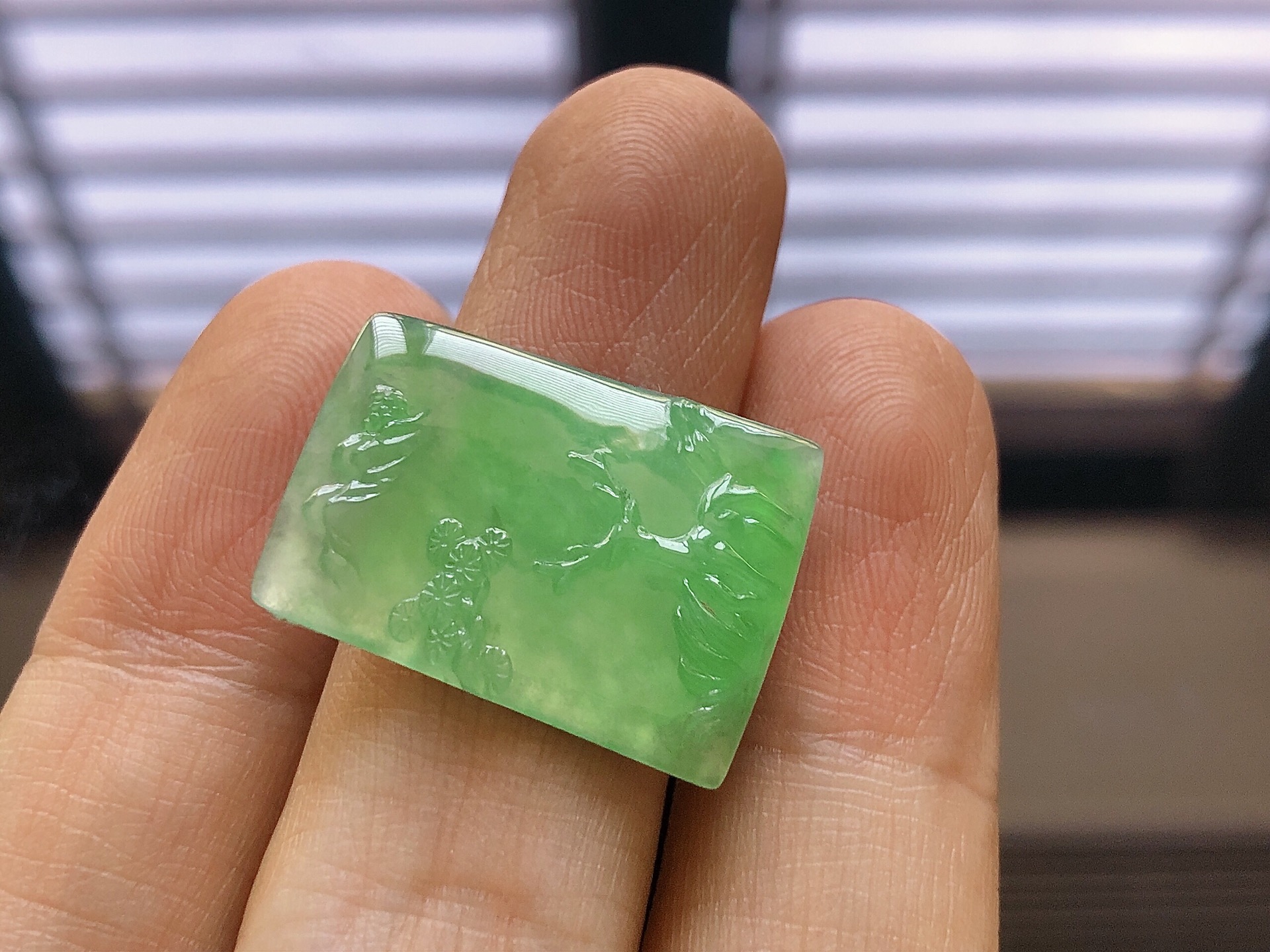 ️ 冰种阳绿【一路平安】 色泽艳阳，通透水润，玉质细腻，夺目迷人，镶嵌效果，品相，无裂，尺寸23.9*18*2.8