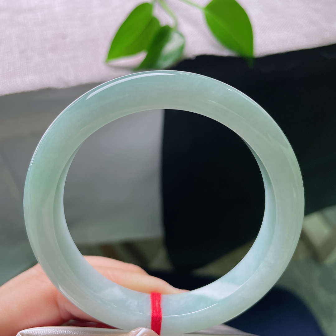 59/11.7/9.4，蓝底正圈，无裂，玉中藏蓝，蓝中生韵，举手抬足，腕间一圈幽蓝轻轻晃动，褪去俗世喧嚣，自带一份安宁沉静的气场。ss58865a