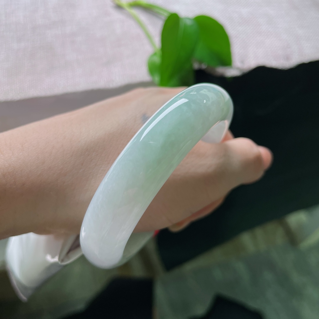 56.3/14.2/8.3，飘绿正圈，一点皮纹，丝丝绿意自然晕开如烟似雾，尽显玉石原生灵动韵味。ss59180a